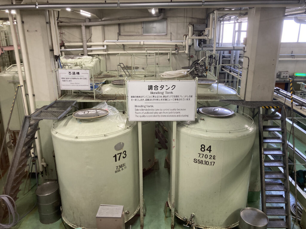 機械化された酒造り現場