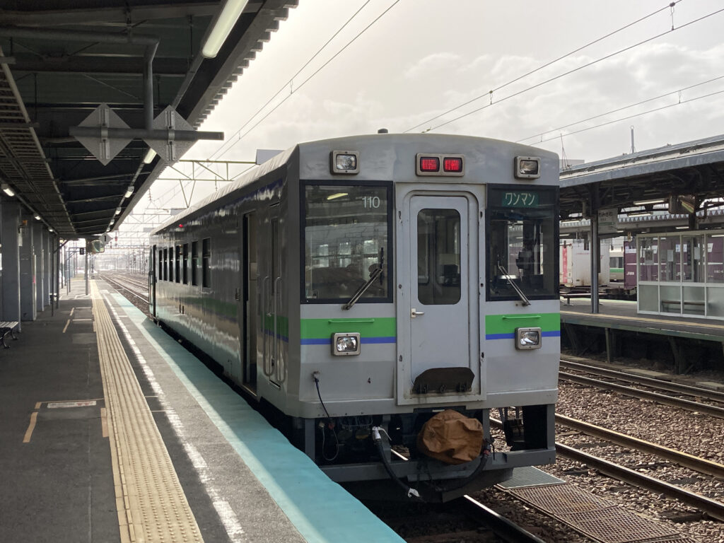 室蘭本線のキハ150形気動車(岩見沢駅にて)