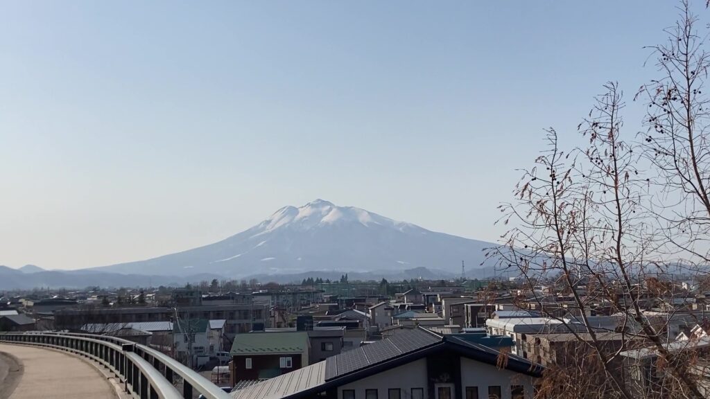 城西大橋から見る岩木山