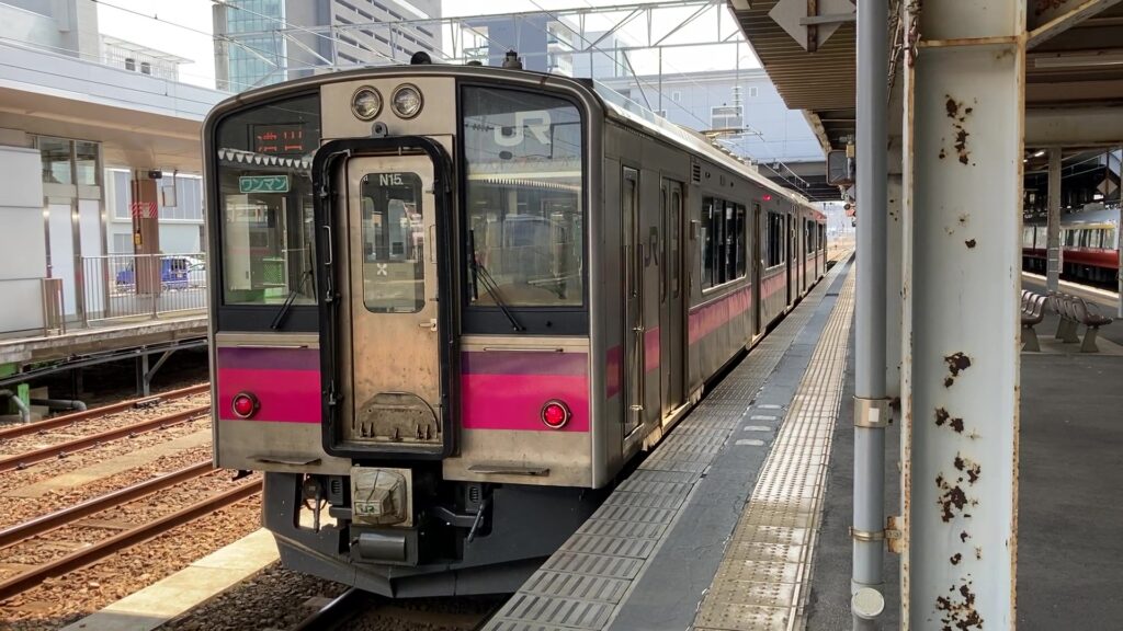 酒田行き普通列車の701系