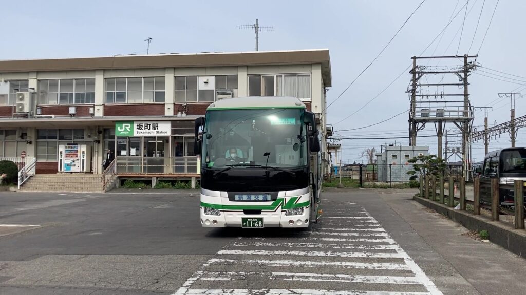 坂町駅と米坂線代行バス