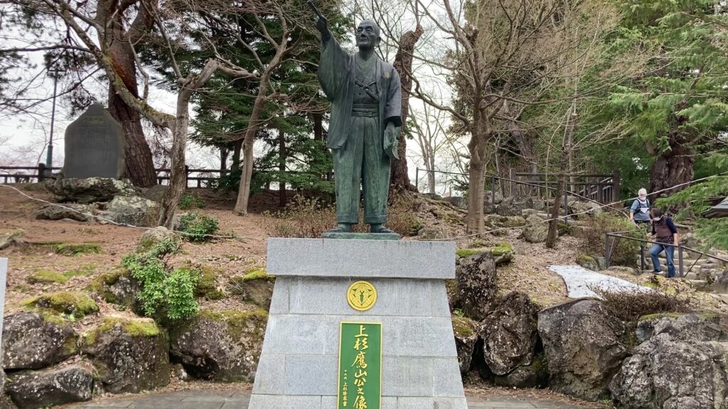 上杉鷹山の像