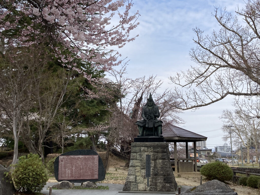 上杉謙信の像と桜の花