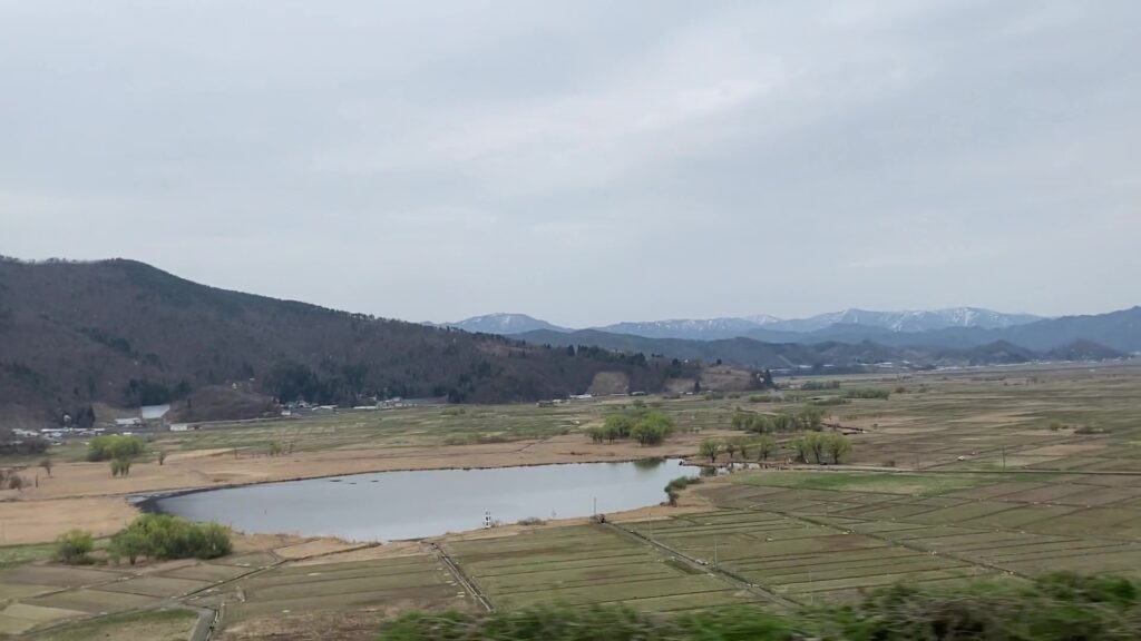 米沢盆地の田園風景と白竜湖