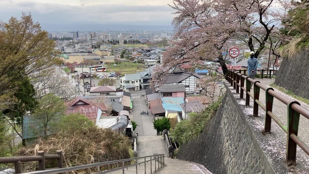 飯盛山頂上から下を望む