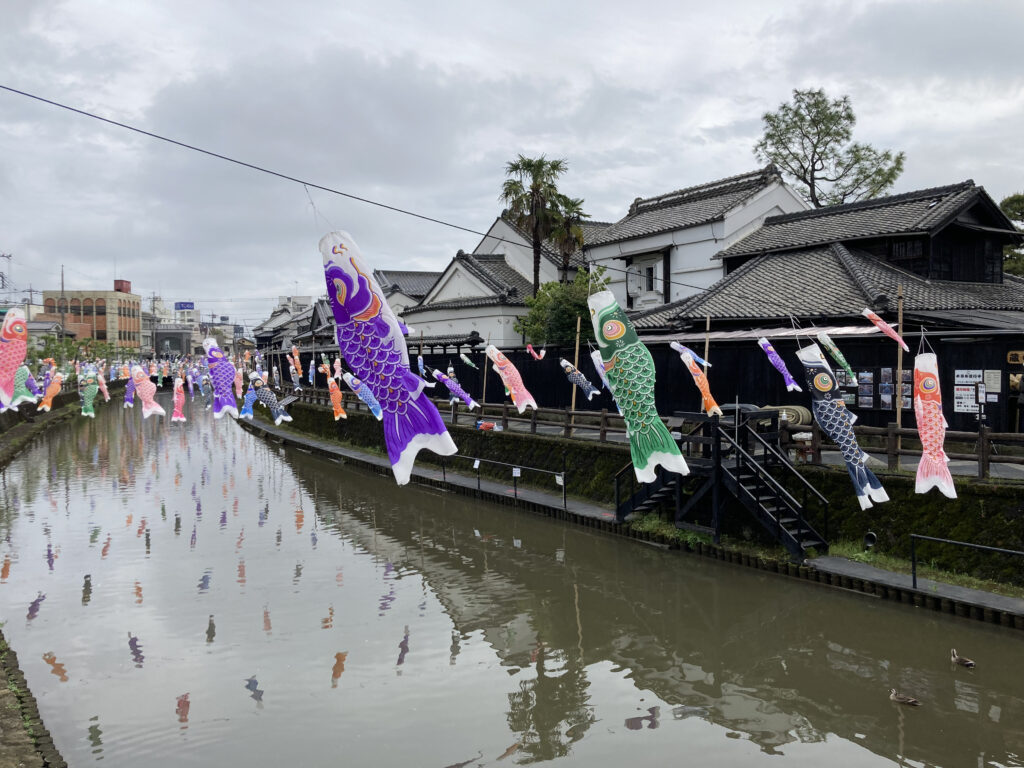 巴波川と沿道の歴史的建造物、そして鯉のぼり