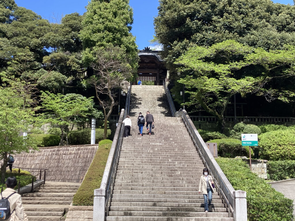 二荒山神社の本殿に向かう石段