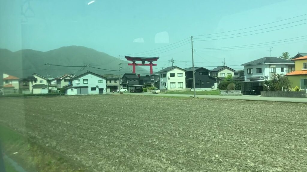 弥彦神社の大鳥居(吉田・矢作駅間)