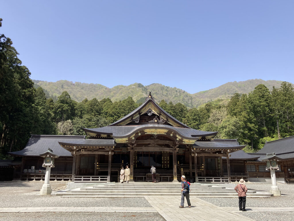 弥彦神社の社殿