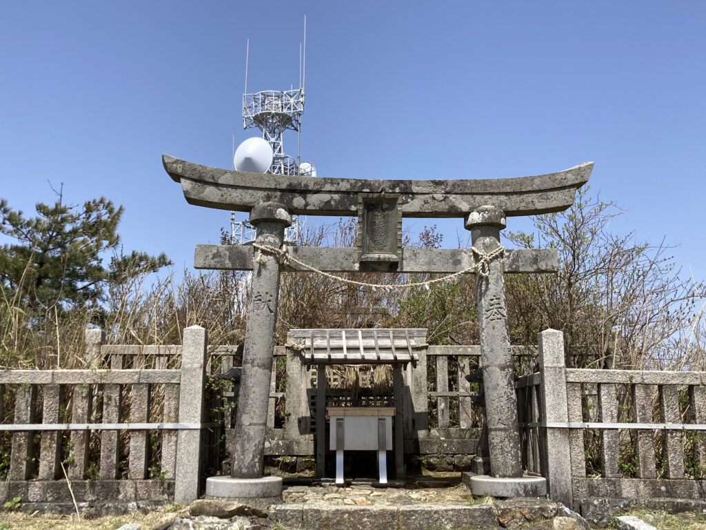 弥彦山山頂にある奥の宮