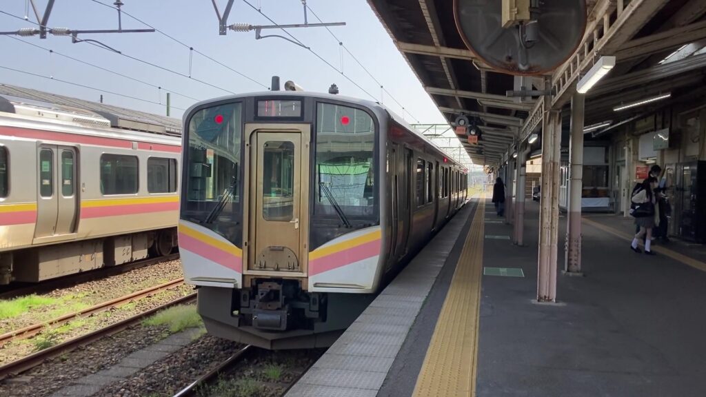 柏崎行きのE129系電車