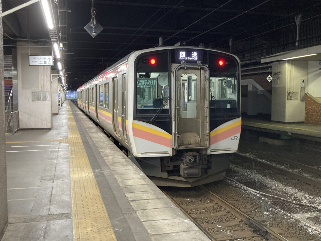 信越本線を走るE129系電車