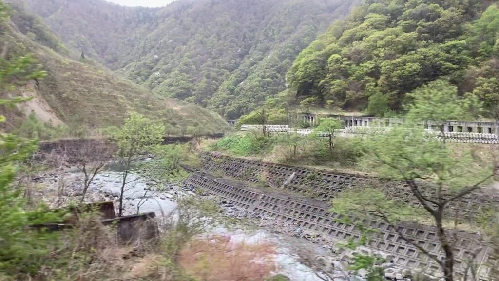 険しい地形(小滝・平岩駅間)