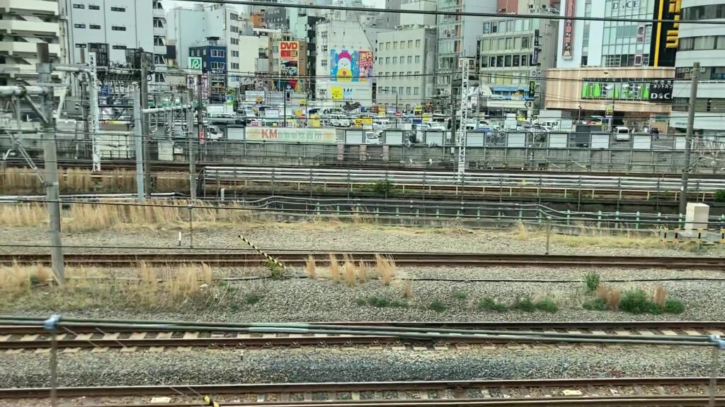 多数の線路と池袋の街並み