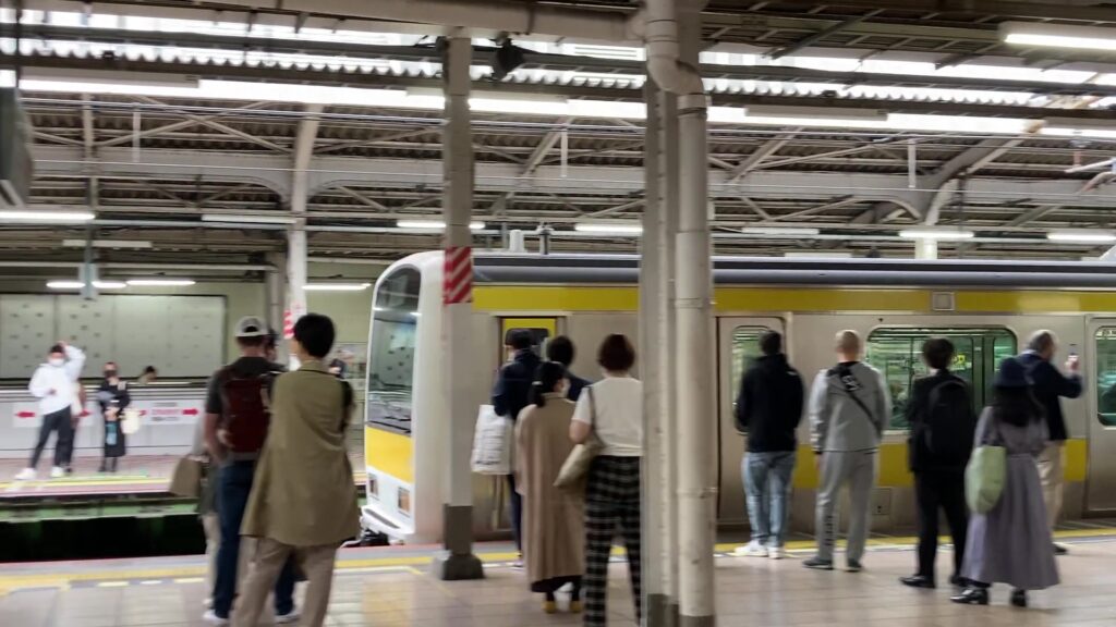 秋葉原駅へ入線するE231系電車