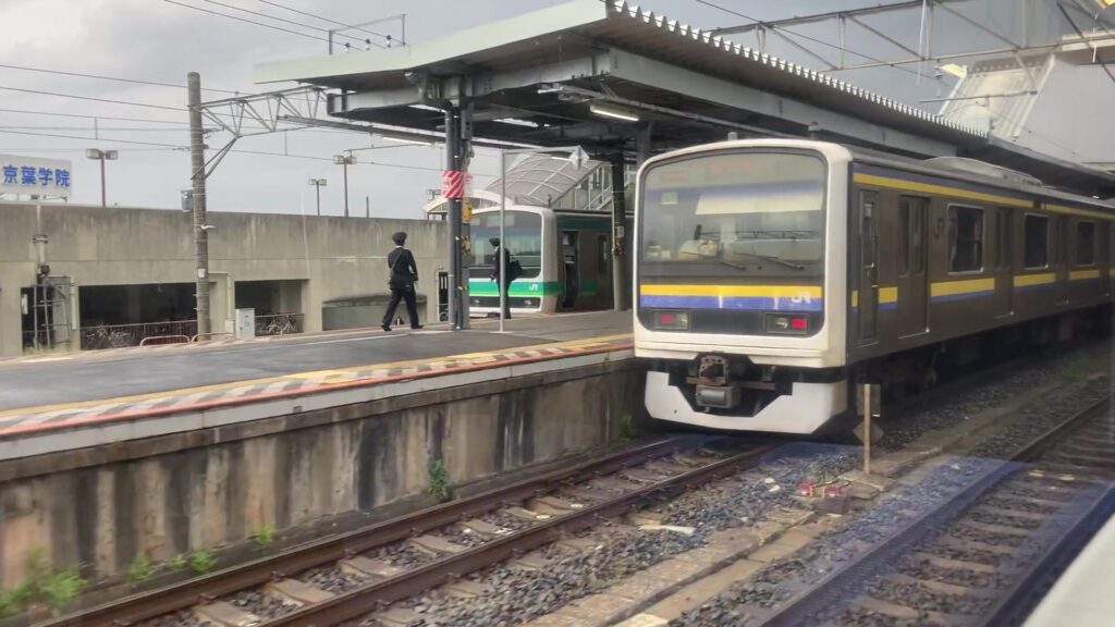 成田駅に停車中の成田線の列車