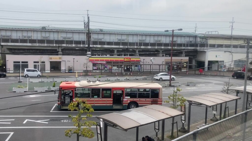 車窓(東金線ホーム)から見る大網駅前