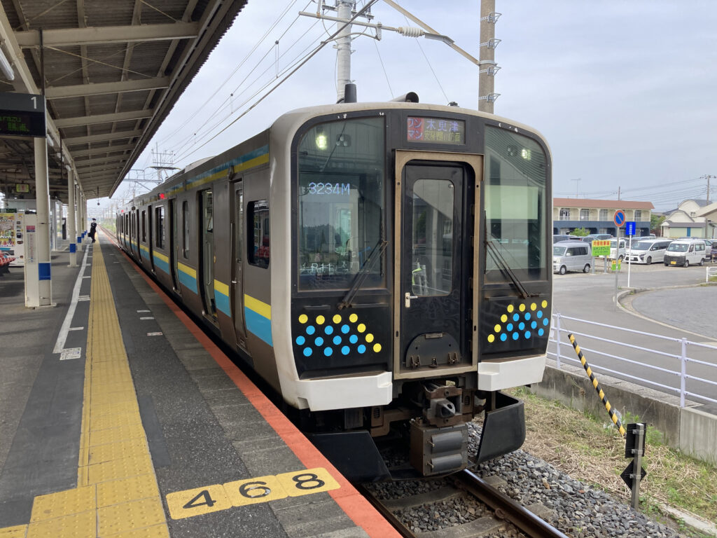 上総一ノ宮駅で出発を待つロングラン列車、木更津行き