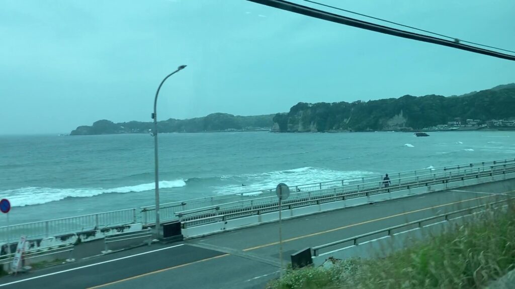 勝浦駅出発後に見える海景色