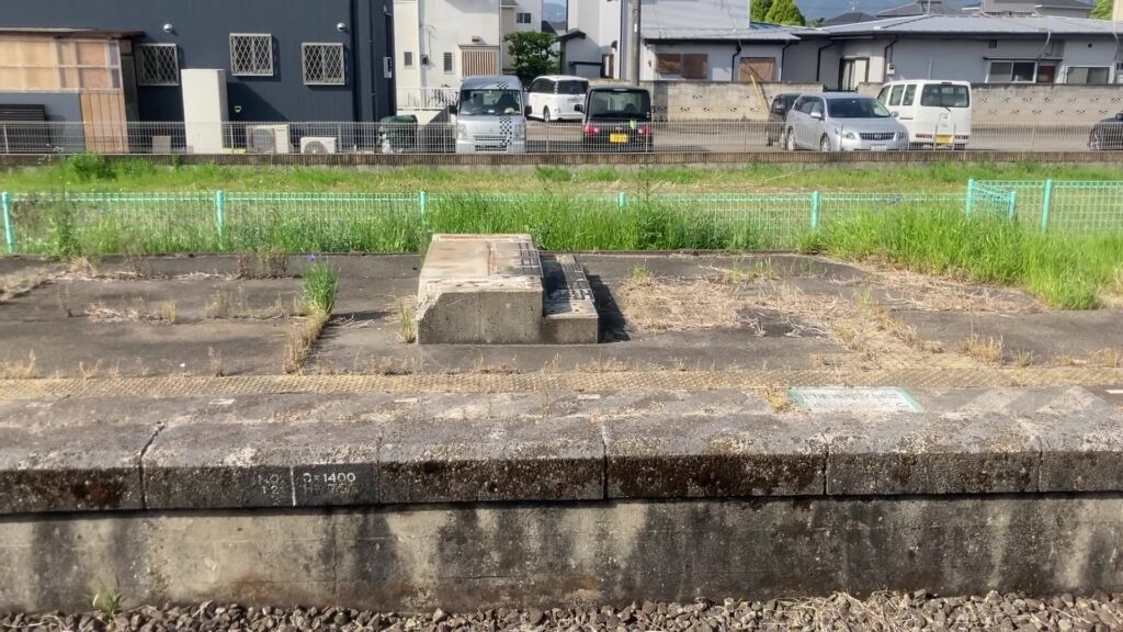 丹荘駅の使われなくなったホームに残る跨線橋跡