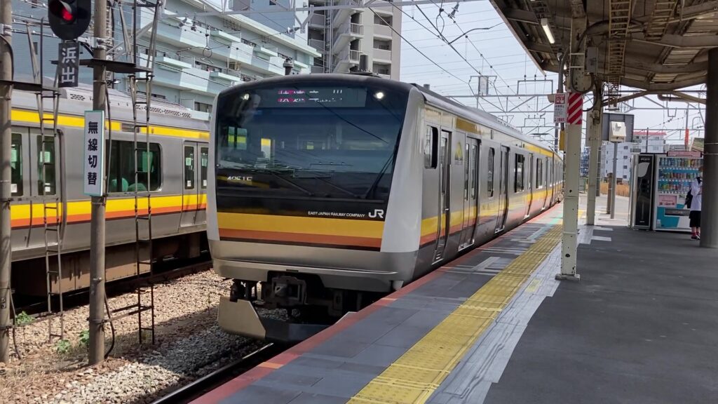 尻手駅を通過する快速列車