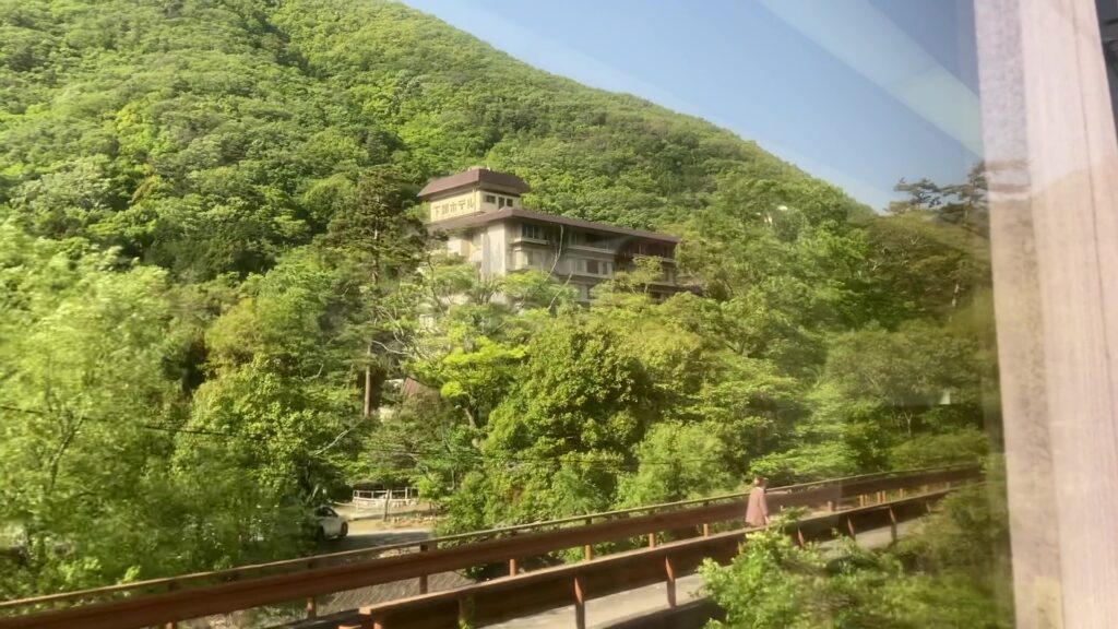 下部温泉駅付近で見える温泉旅館