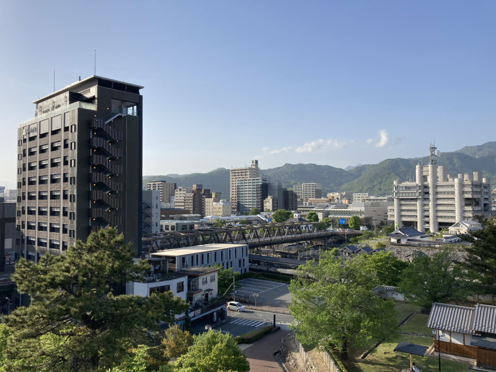 本丸櫓跡から見る甲府駅