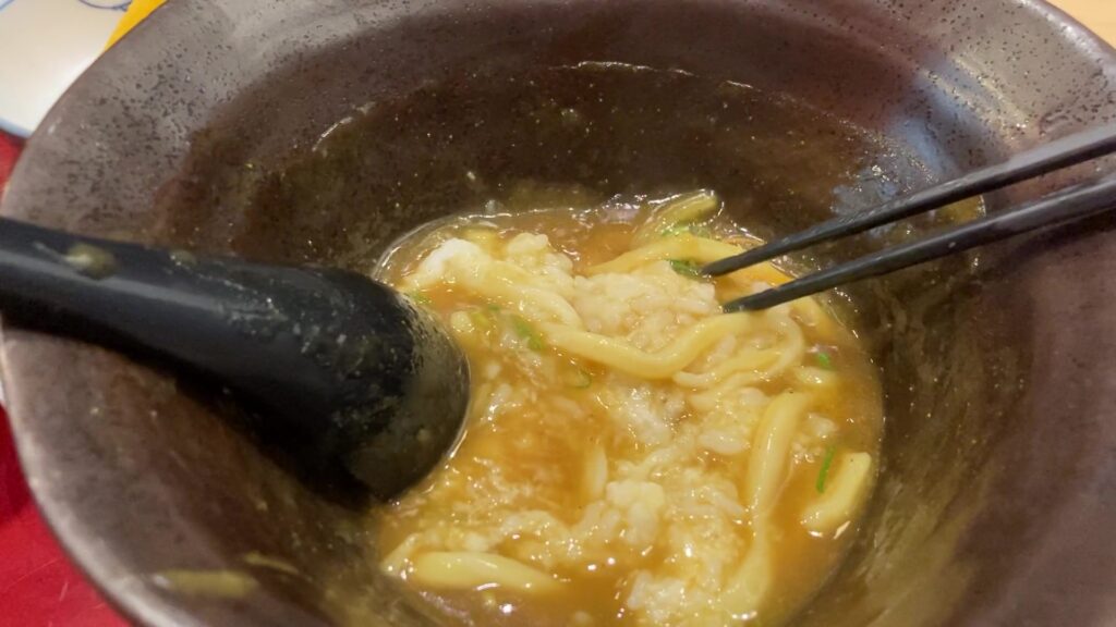 麺の下の方にごはんととろろがある