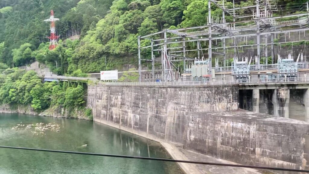 天竜川と佐久間発電所(中部天竜・佐久間駅間)