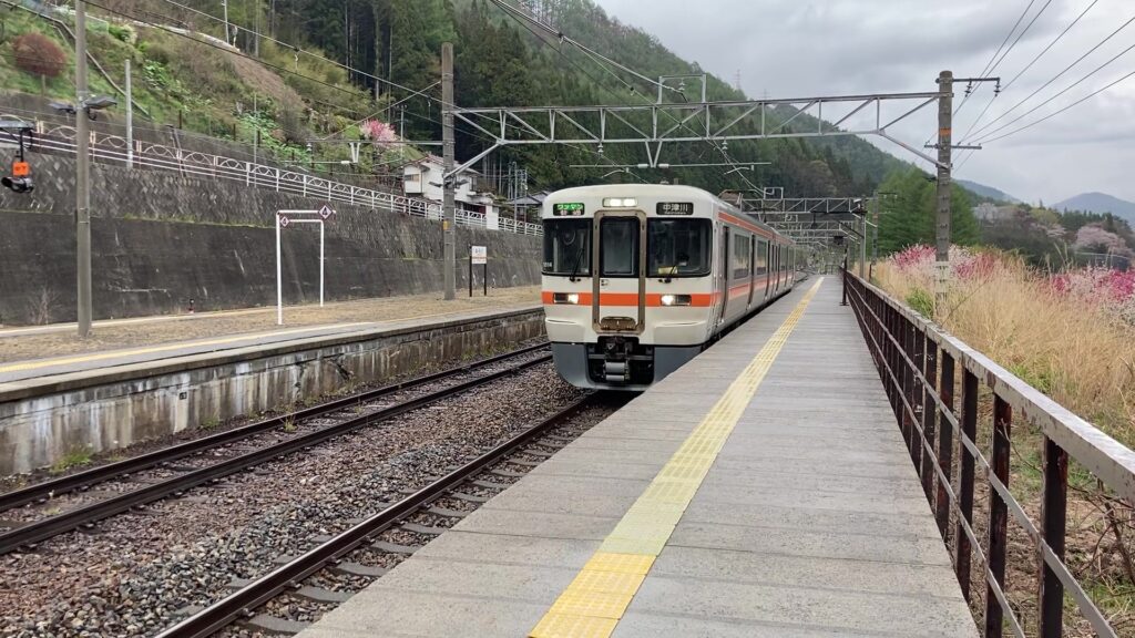 奈良井駅に入線する313系電車