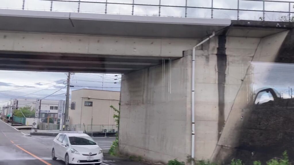 河原田駅手前の伊勢鉄道線の高架