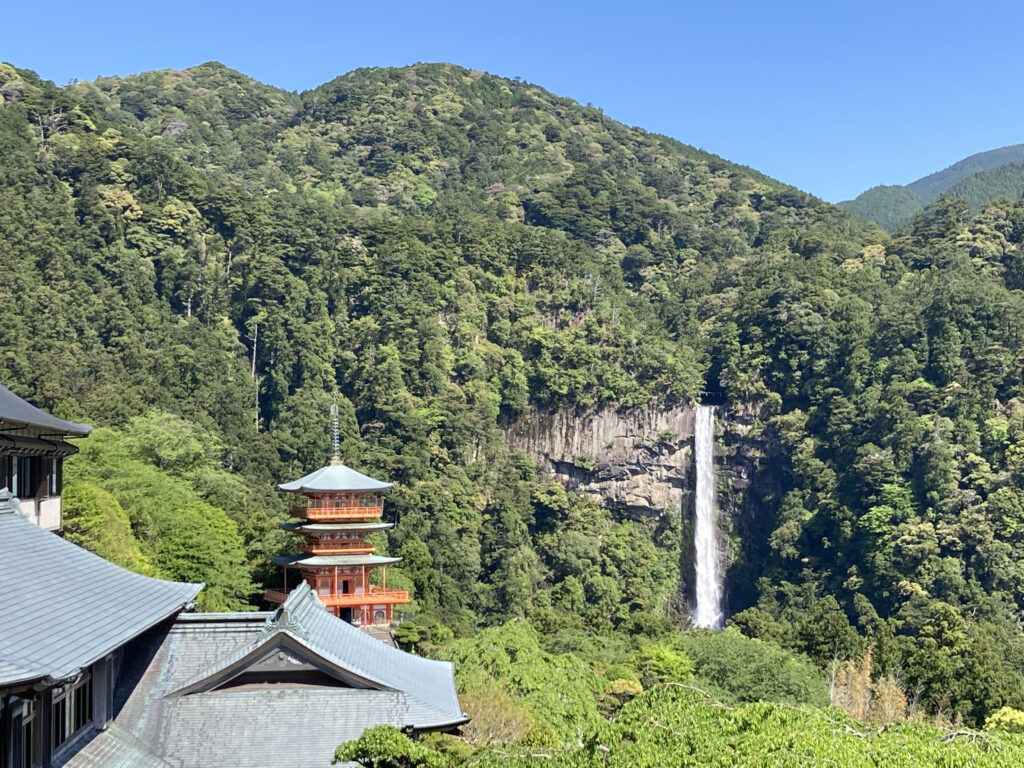 青岸渡寺の本堂のある山から見た景色