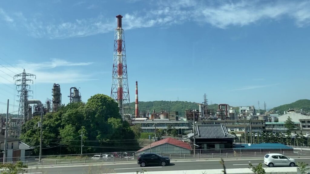 海南駅手前にある石油精製所