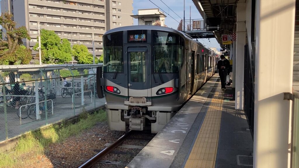 桜井線を走る227系電車