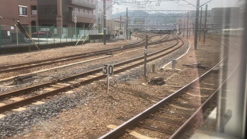 王寺駅手前のカーブから構内を見渡す