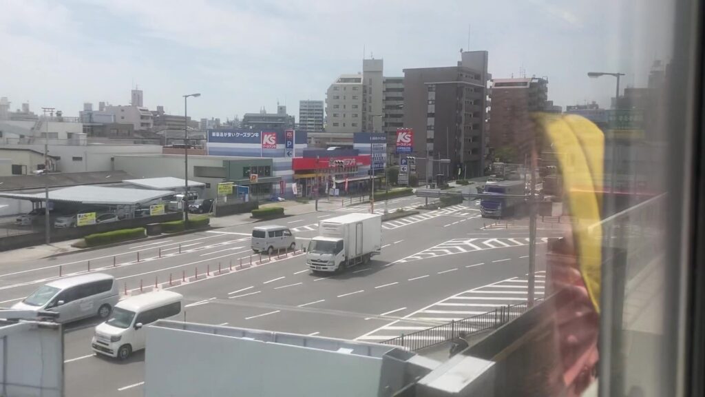 東部市場前・天王寺駅間。都会らしくなってきている。