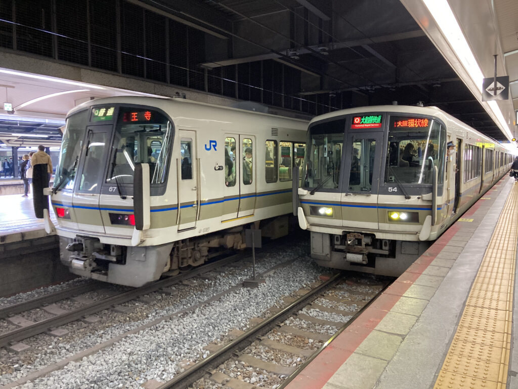 天王寺駅停車中の221系電車