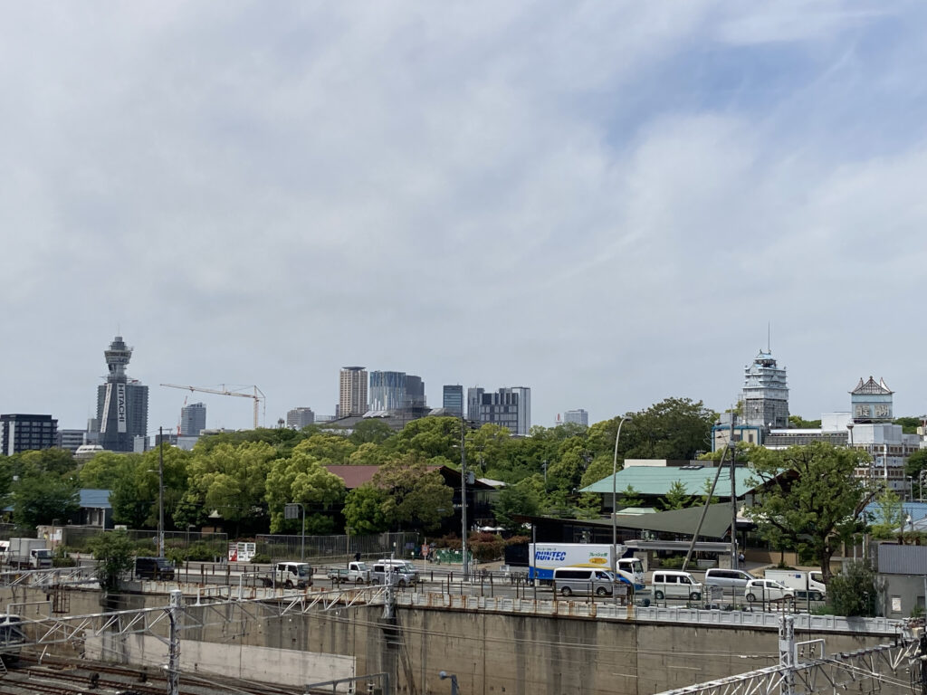 天王寺駅隣接の歩道橋から見る新世界・天王寺公園。