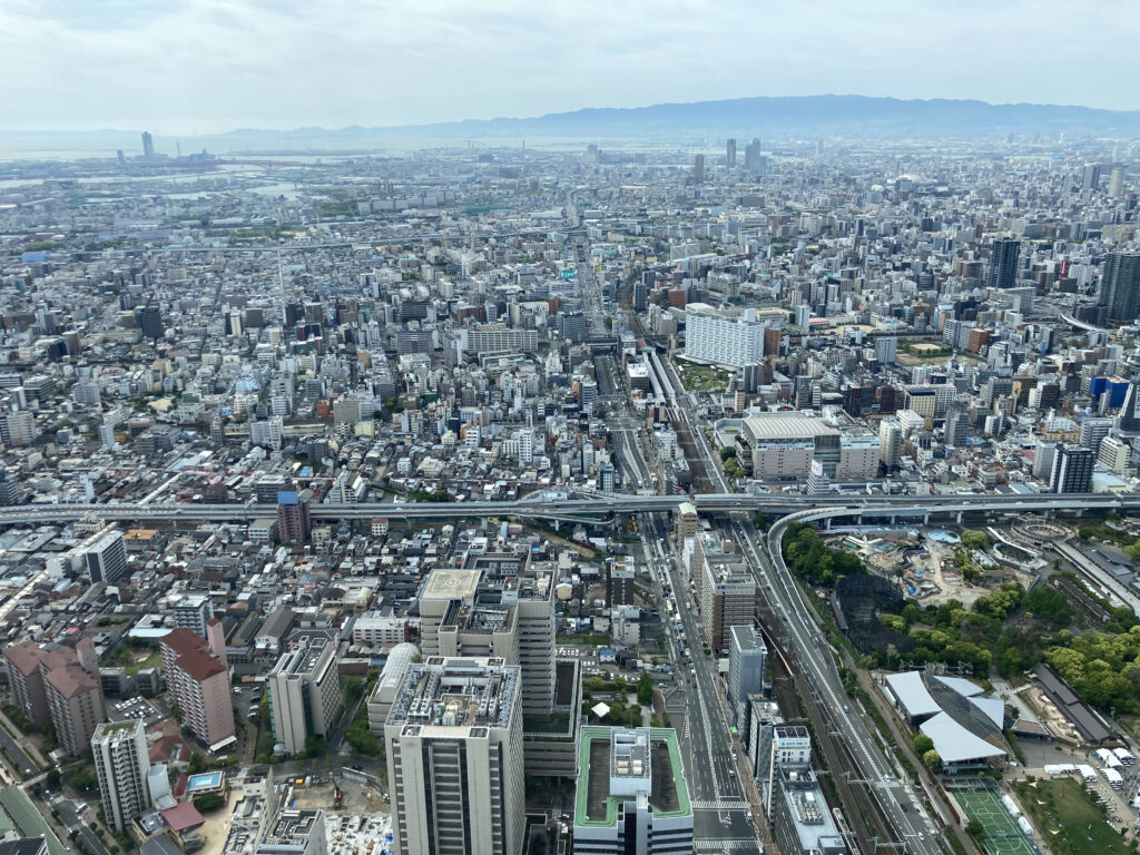 西側の景色。大阪環状線の線路が南北に走る。