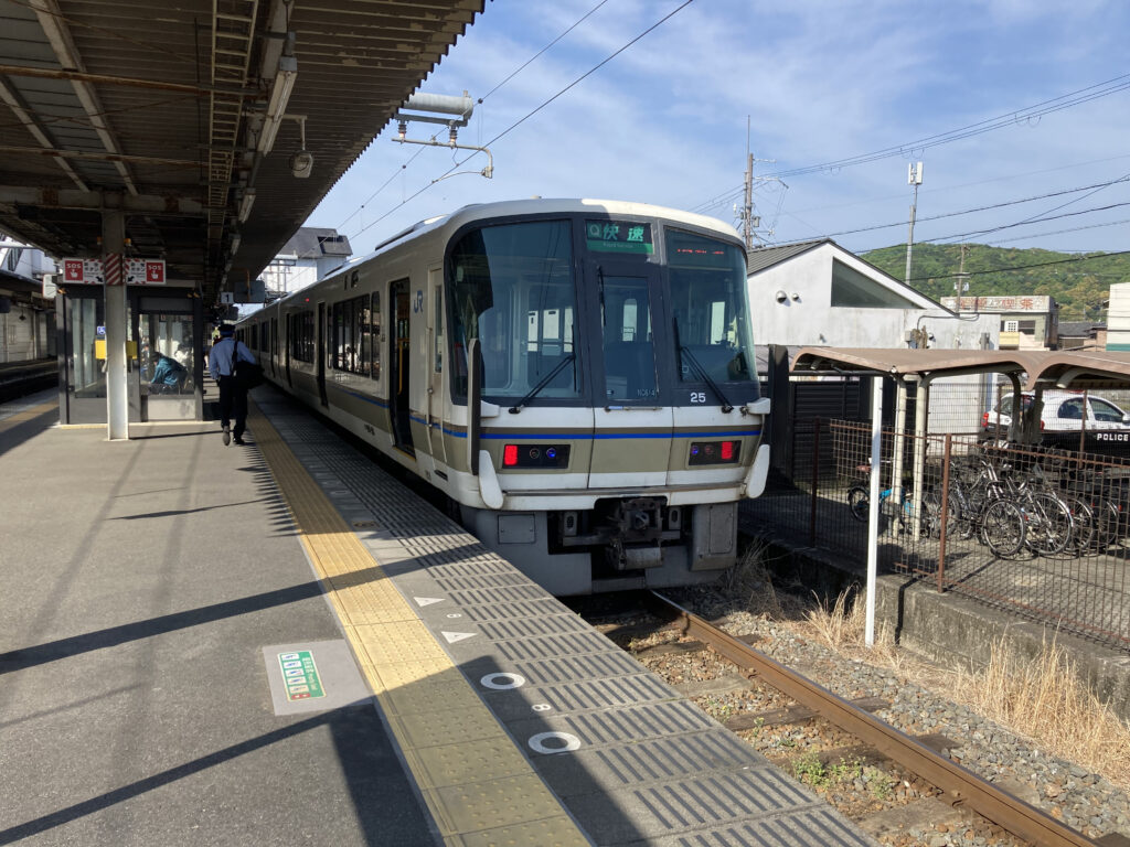 大和路線の区間を走る221系電車