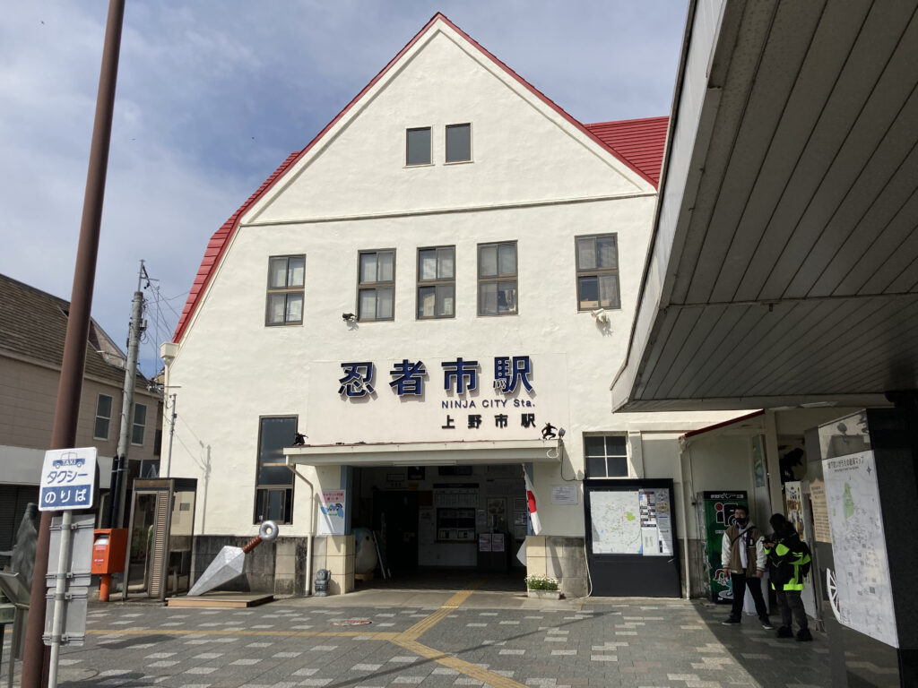 上野市駅の駅舎