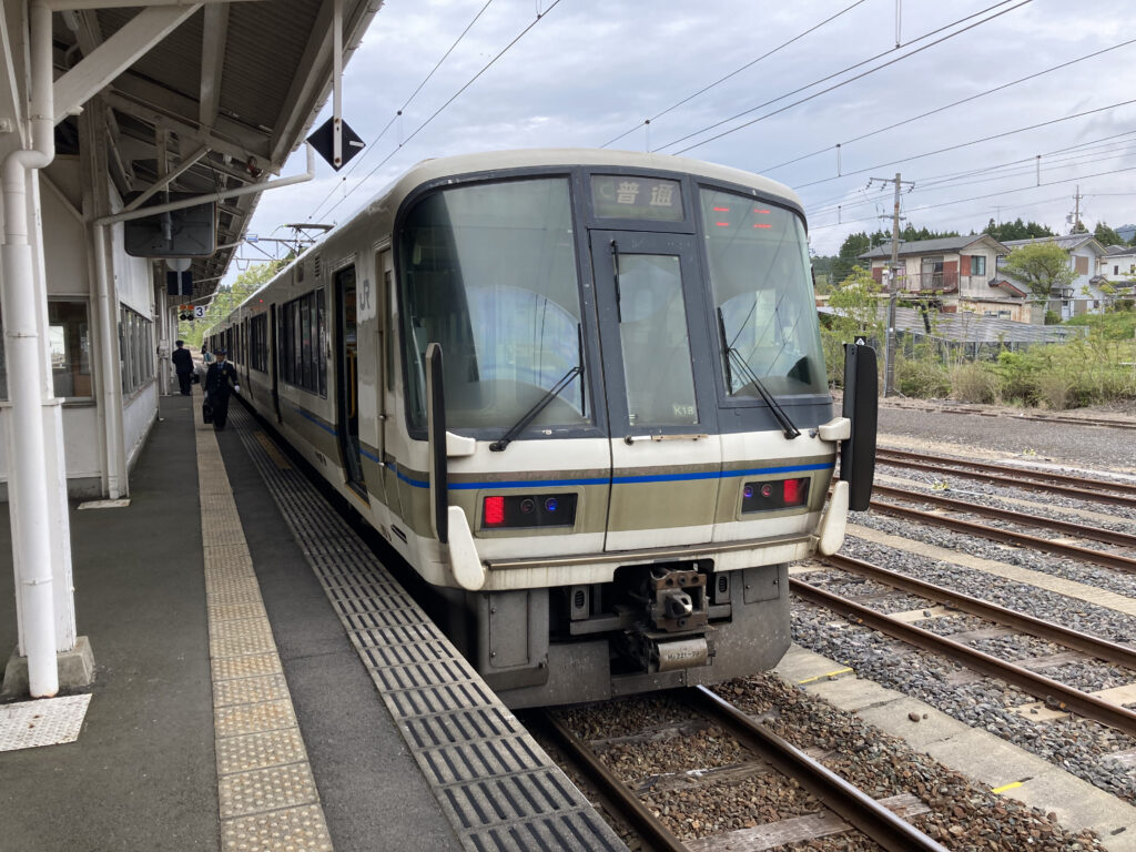 草津線を走る221系電車