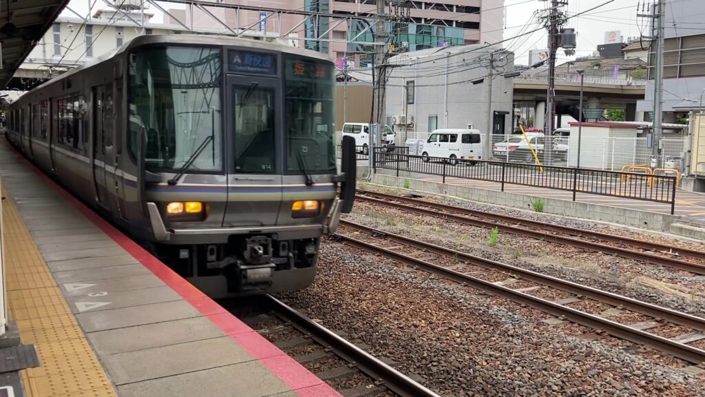 東海道本線(琵琶湖線)を走る223系電車