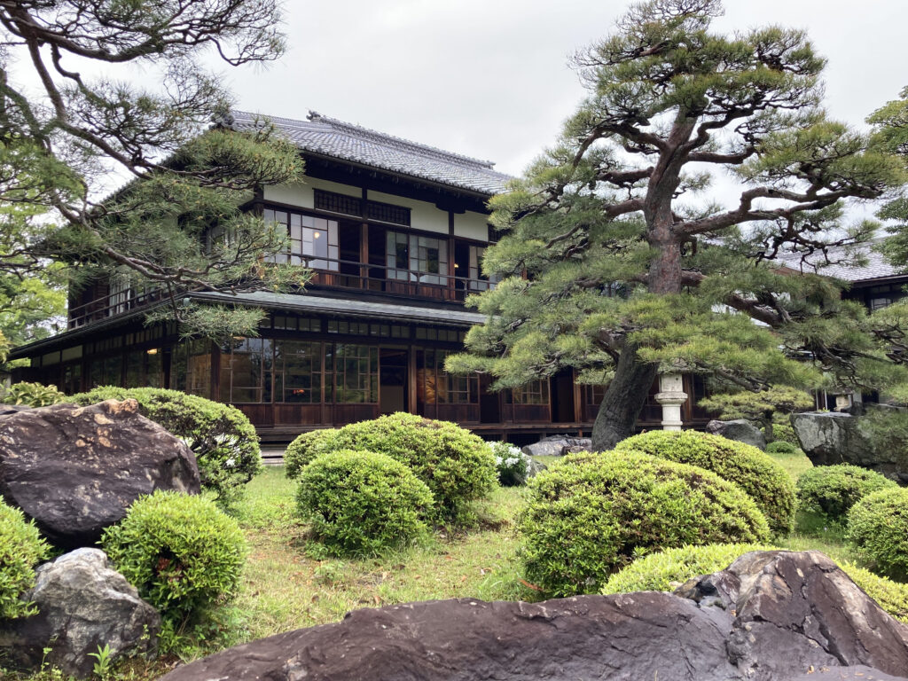 慶雲館の家屋と庭園