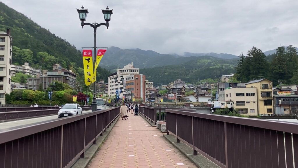 飛騨川を渡って温泉街へ