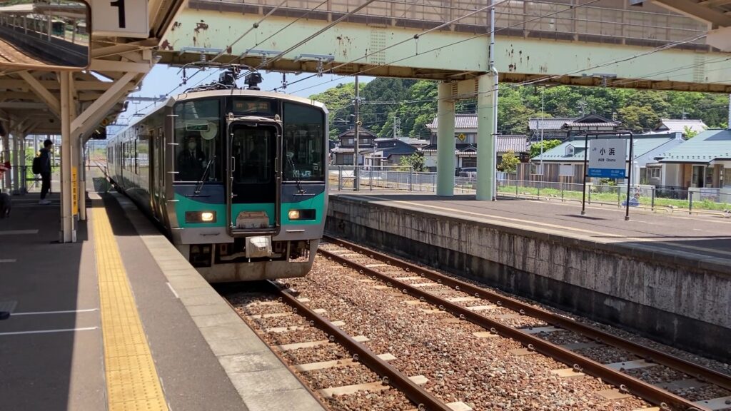 小浜線を走る125系電車