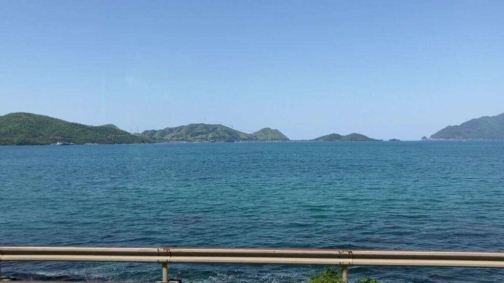 小浜線から見える若狭湾の風景