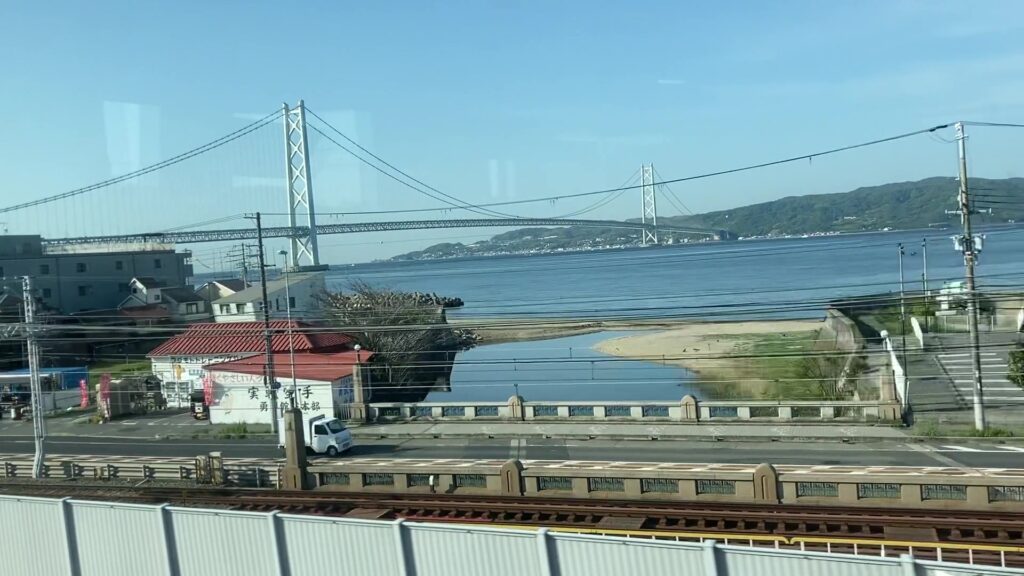 明石海峡大橋と淡路島。