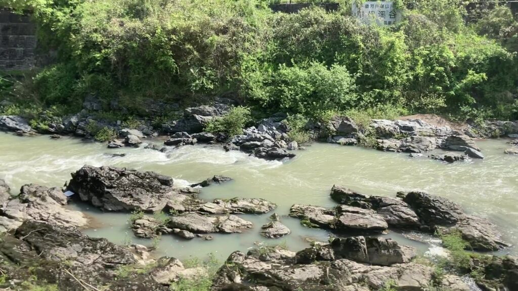 山間における篠山川の景色