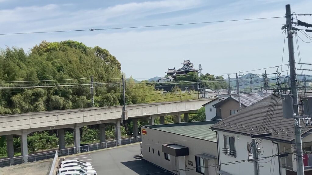 福知山城と山陰本線の高架(福知山駅付近)